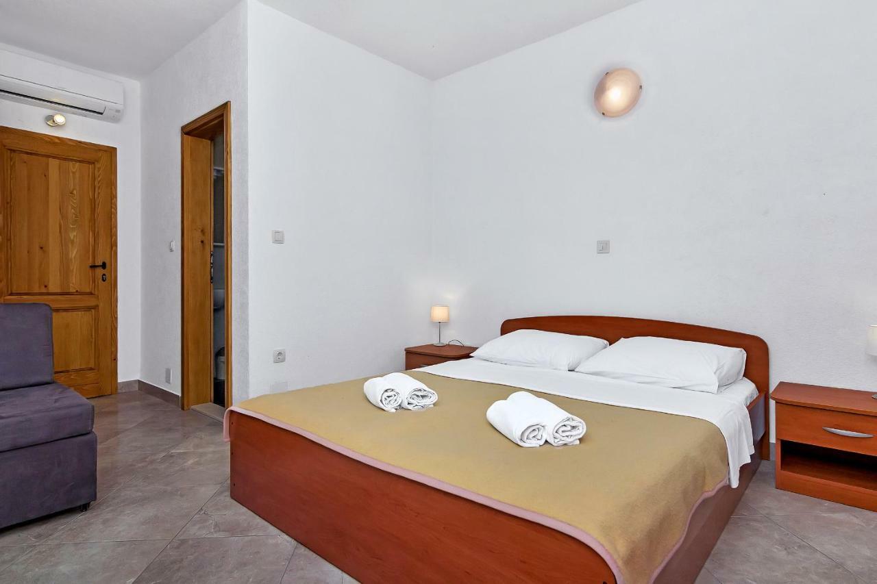 Apartmani Nikola Zastražišće Kültér fotó