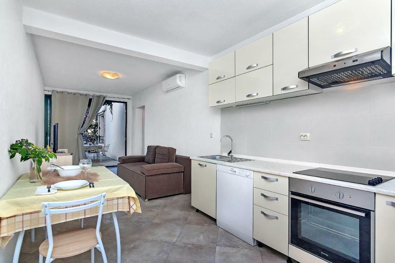 Apartmani Nikola Zastražišće Kültér fotó