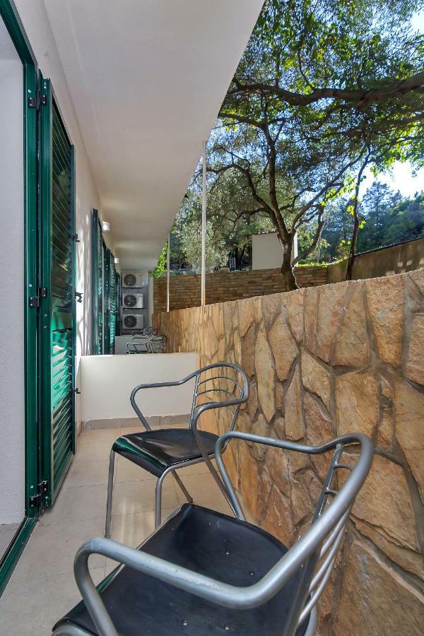 Apartmani Nikola Zastražišće Kültér fotó